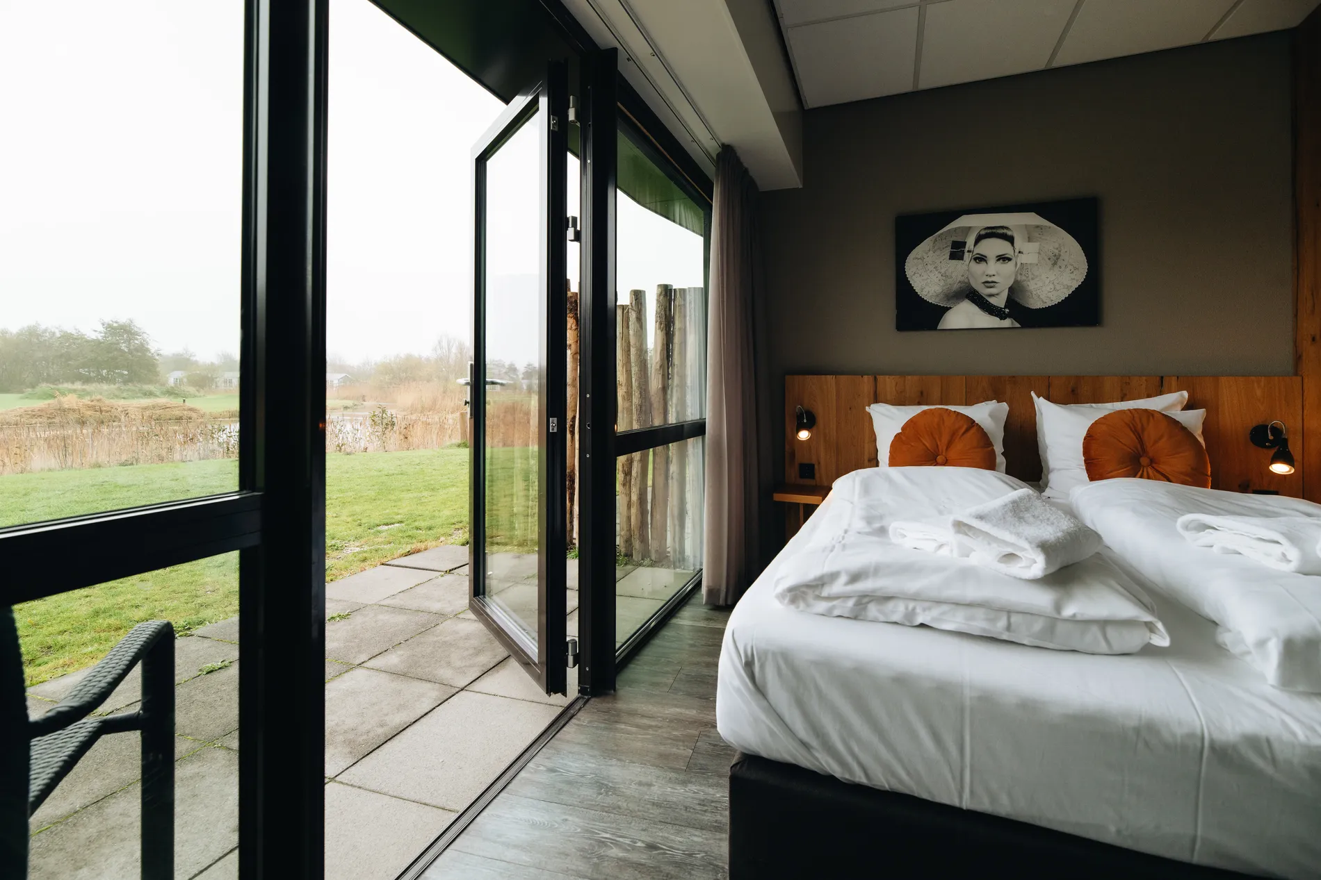 Modern sanitair en inloopdouche van de comfort hotelkamer